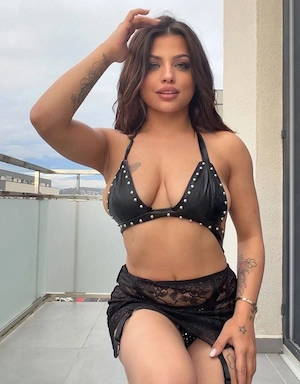 Bună prima oară la voi în oraș, sunt o brunetă pasională super de treabă, fără fițe, garantat revi !