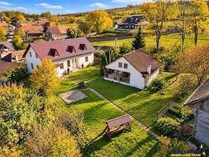 Proprietate deosebita in Padureni: 2 case, domeniu de 3.800mp, priveliste spre lac