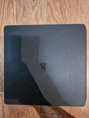 Vând schimb playstation 4 slim cu doua controlere
