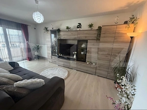 Apartament semidecomandat cu  2 camere, parcare inclusa, zona Terra - imagine 2