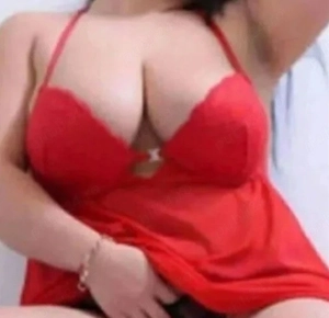 Bruneta cu forme 