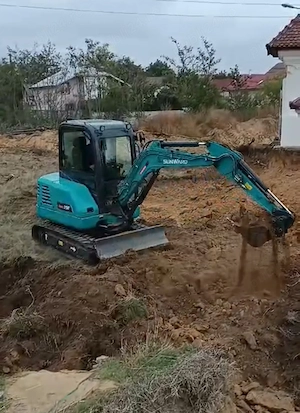 Închiriez miniexcavator 2,6 tone cu deservent