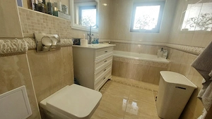 Vand casa insiruita complet finisata si mobilata, in Baciu, suprafata 150 mp, 2 parcari, terasa.