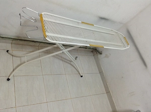 Masă de călcat pliabilă, structură metalică robustă (fără husă)