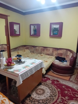 vând casă la curte