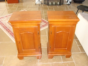 set doua noptiere din lemn de cires