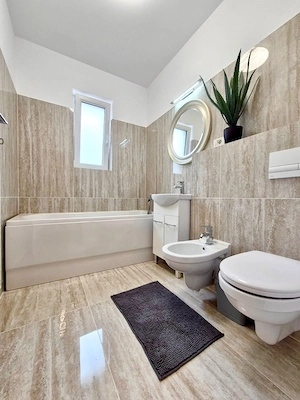 Apartament SUPERB 2 cam 53mp + 40mp CURTE PRIVATĂ + Parcare - MOBILAT LUX - 112.000  - imagine 3