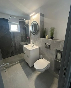  in zona centrala in Tg MURES dau in CHIRIE un apartament 2 camere