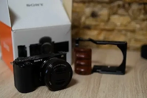 Sony Alpha ZV-E10 + obiectiv 16-50mm + cage cu grip