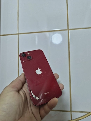 iphone 13 red product   procentul bateriei este de 75%   telefonul functiineaza impecabil 