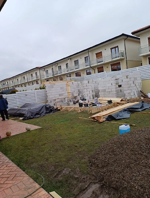 Echipa de meseriasi in constructii