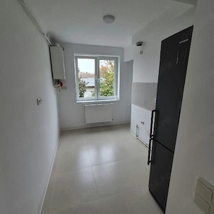 Vand apartament cu 3 camere și balcon, etaj 1, str.Aurel Vlaicu - imagine 3