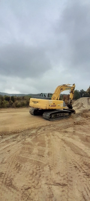 vând excavator New holland 