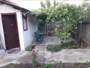 Vând casă com.Cosâmbești, 300mp curte