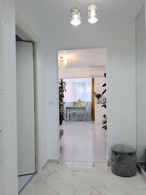 Persoana fizica vând apartament 3 camere poziționare excelenta central