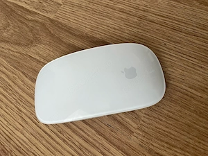Apple Magic maus defect nu are capacul.Se vinde cum se vede în foto.